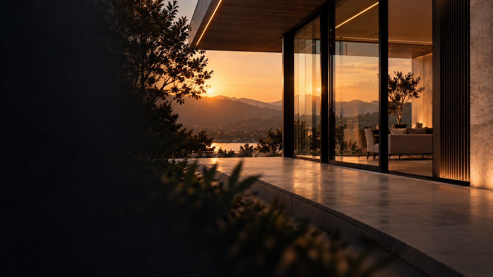 Residência contemporânea com grandes esquadrias de vidro ao pôr do sol